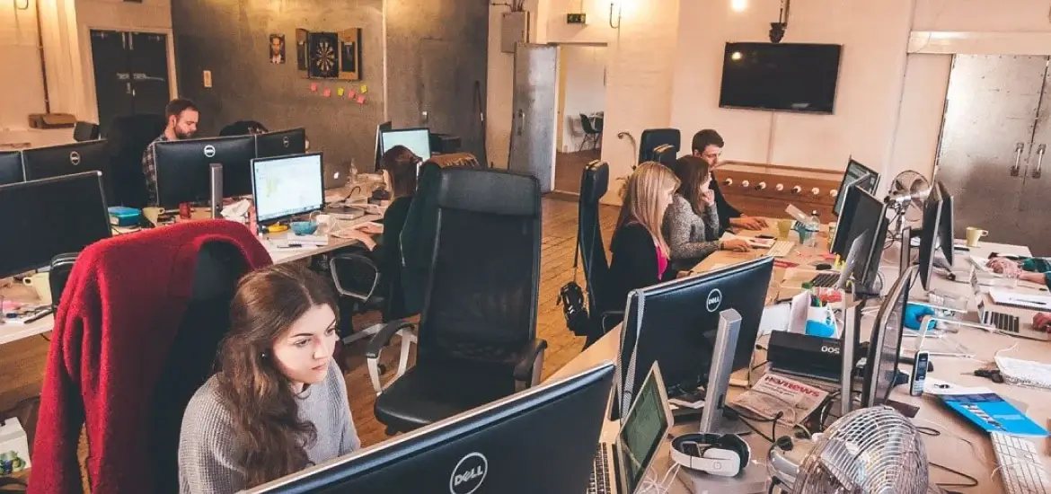 Yazılım geliştirme ekibi ofis ortamında çalışırken